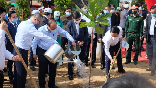 Thủ tướng Nguyễn Xuân Phúc tham dự ‘Tết trồng cây’ ở Phú Yên