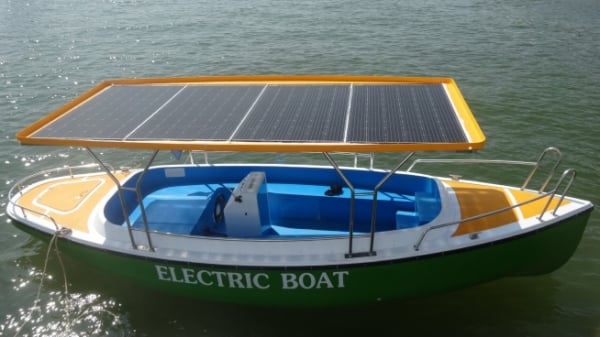 Hạ thủy cano du lịch vỏ composite sử dụng điện mặt trời
