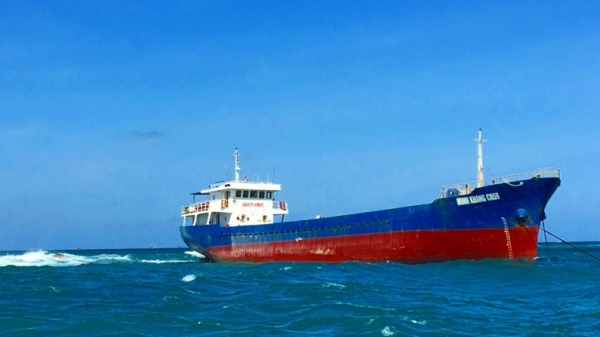 Tàu chở 5 tấn dầu gặp sự cố tại vùng biển Phú Quý