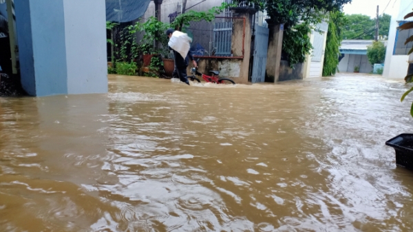 Mưa lớn kéo dài, đường phố Nha Trang ngập sâu