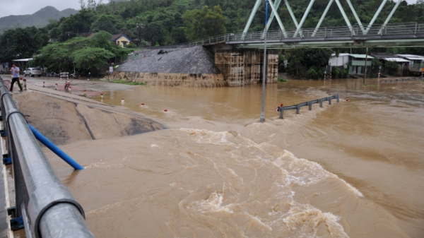 Phú Yên: Mưa lớn, nhiều tuyến đường bị chia cắt