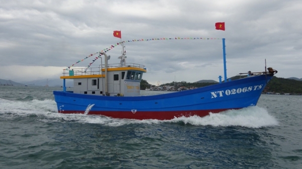 Hạ thủy tàu dịch vụ hậu cần nghề cá vỏ composite với tính năng vượt trội