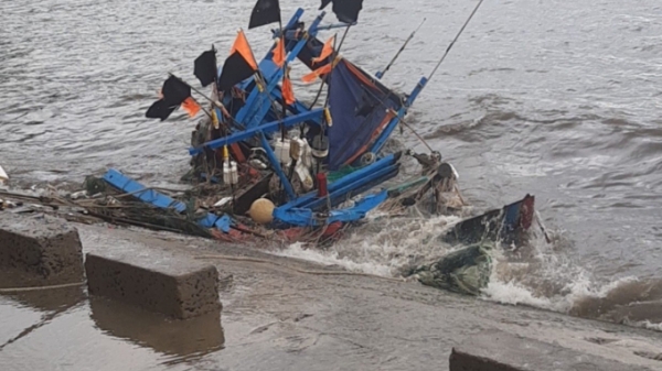Khánh Hòa: 25 tàu thuyền bị sóng lớn đánh chìm
