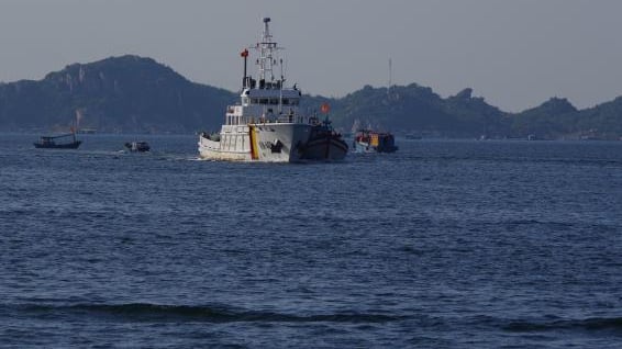 Lai kéo tàu cá Bình Thuận bị hỏng máy vào bờ an toàn