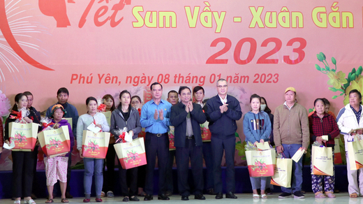 Thủ tướng Phạm Minh Chính tặng quà công nhân lao động tại Phú Yên
