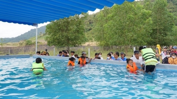 Khánh thành bể bơi di động phục vụ học sinh miền núi