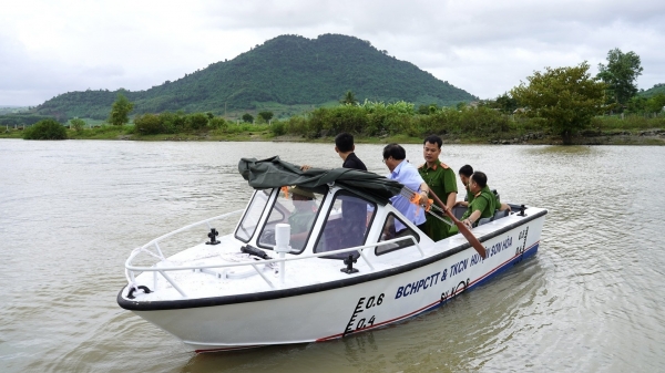 Thủy điện Sông Ba Hạ tặng 2 ca nô cứu hộ