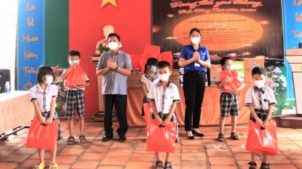 Nestlé Việt Nam tặng quà cho trẻ em bị ảnh hưởng bởi Covid-19