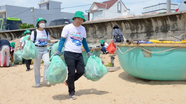 C.P. Việt Nam thu gom rác thải, làm sạch biển