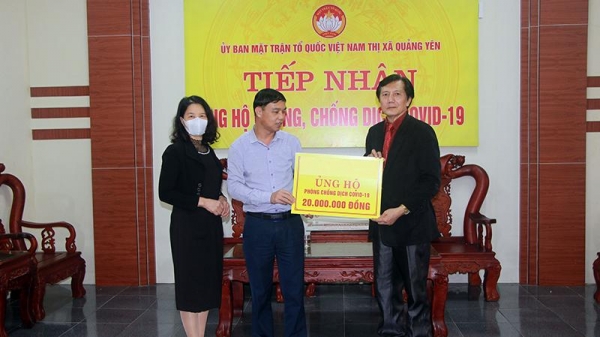 Quảng Ninh: Thân nhân gia đình liệt sỹ trao tiền ủng hộ Covid-19 cho chính quyền