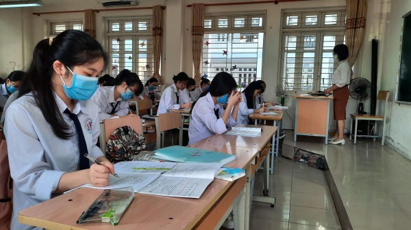 Quảng Ninh: Học sinh phấn khởi trong ngày đầu tiên đi học trở lại