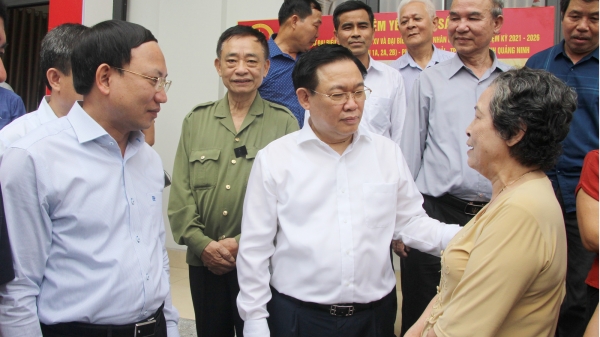 Chủ tịch Quốc hội Vương Đình Huệ kiểm tra công tác bầu cử tại Quảng Ninh