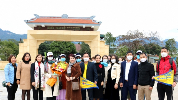 Đón 40 khách du lịch đầu tiên của năm mới đến Hà Giang