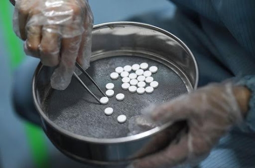 Trung Quốc sản xuất lô thuốc kháng virus trị Covid-19 đầu tiên
