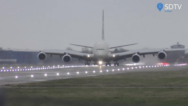 Dựng tóc gáy màn hạ cánh ‘kiểu cua’ của máy bay A380 trong bão