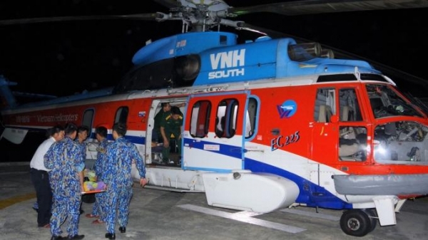 Trực thăng đưa ngư dân gặp nạn về đất liền cấp cứu