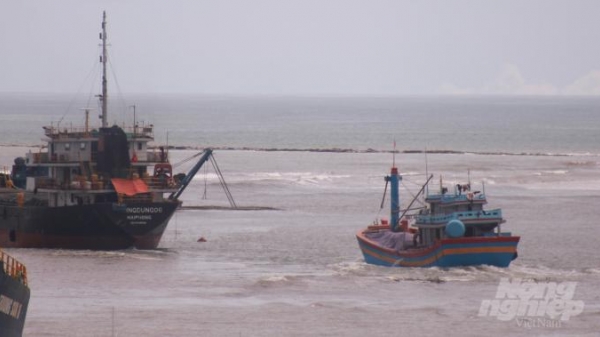 Cứu 10 thuyền viên gặp nạn khi cập cảng Cửa Việt