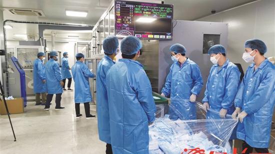 Dây chuyền sản xuất khẩu trang nhanh nhất thế giới tại Quảng Châu