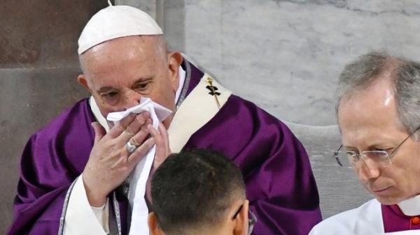Giáo hoàng Francis ho và 'ốm nhẹ'