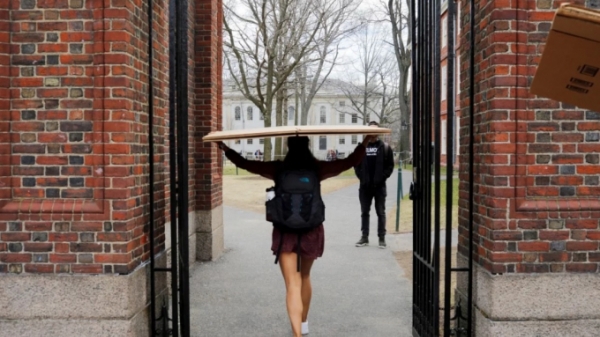 Đại học Harvard cho sinh viên năm ngày để rời khỏi trường
