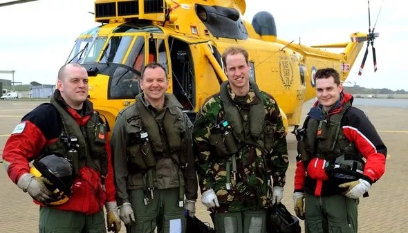 Hoàng tử William muốn quay lại làm phi công cứu thương giúp chống Covid-19