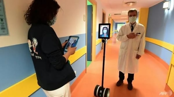 Bác sĩ Italia dùng robot chống Covid-19