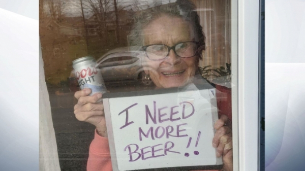 Bị cách ly, cụ bà 93 tuổi gây bão với tấm bảng 'Tôi cần thêm bia'