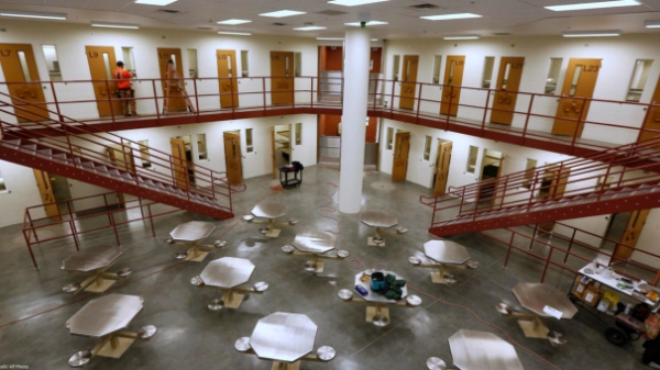 Hoa Kỳ: Nhà tù đau đầu với tù nhân mắc Covid-19 không triệu chứng