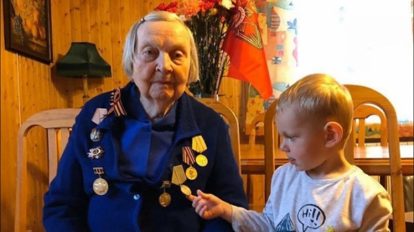 Nữ cựu binh 98 tuổi quyên góp hơn một triệu rúp chống Covid-19