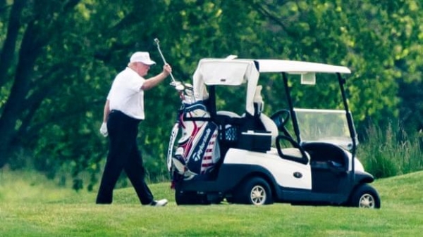 Trump gây tranh cãi khi đi chơi golf giữa đại dịch