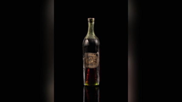 Chai rượu Cognac 258 năm được bán với giá hơn 145.000 USD
