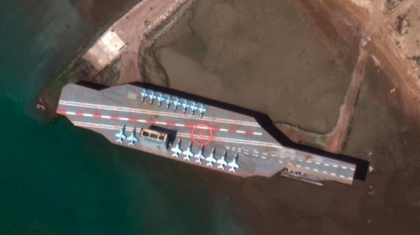 Iran kéo tàu sân bay giả đến Eo biển Hormuz giữa lúc căng thẳng với Mỹ