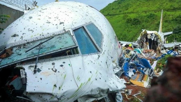 Máy bay gãy đôi ở Ấn Độ: Ít nhất 18 người chết, đã thấy hộp đen