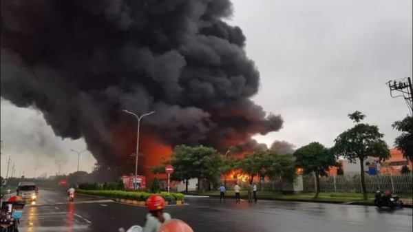 Khu công nghiệp Yên Phong cháy lớn, nghi do chập điện