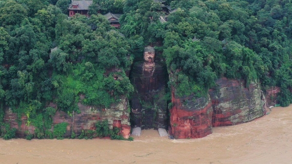Nước dâng sát chân tượng Lạc Sơn Đại Phật, 180 du khách được giải cứu