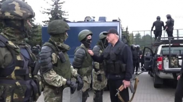 Belarus: Bên ngoài biểu tình, trong dinh Tổng thống cầm tiểu liên kiểm tra an ninh
