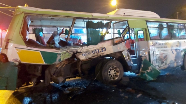 20 người ngồi xe buýt nhập viện sau cú ‘xiên ngang’ của xe tải