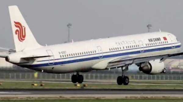 Phát hiện người chết nghi tự sát trong toilet, máy bay Trung Quốc hạ cánh khẩn