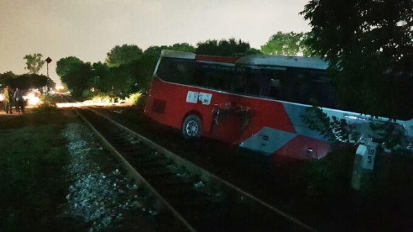 Hà Nội: Tàu hỏa tông xe đưa đón, 7 học sinh bị thương