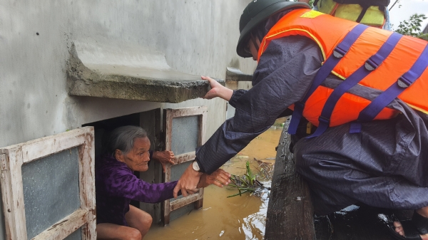 Quảng Bình: Băng dòng nước xiết, cứu dân trong lũ dữ