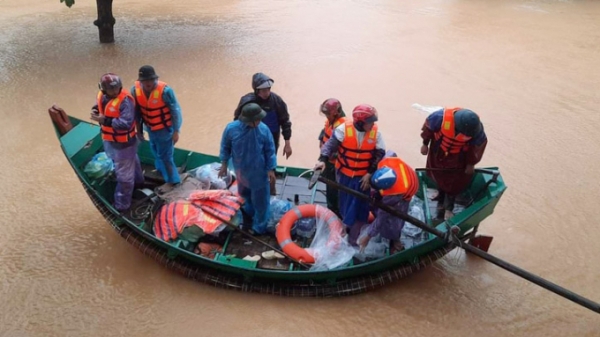 Quảng Bình: Khen thưởng gần 150 ngư dân đưa thuyền vào cứu hộ trong mưa lũ