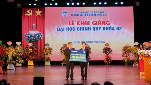 Bảo Việt trao 650 triệu đồng học bổng cho sinh viên ĐH Kinh tế Quốc dân