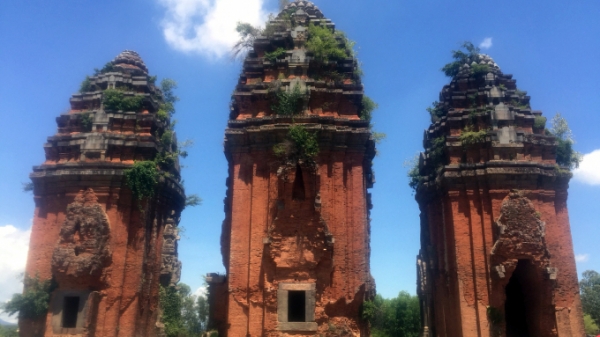 Ngôi cổ tháp ngàn năm cao nhất Đông Nam Á sừng sững với thời gian