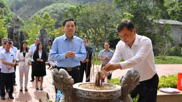 Thứ trưởng Nguyễn Hoàng Hiệp dâng hương tại Khu di tích Bộ Canh nông