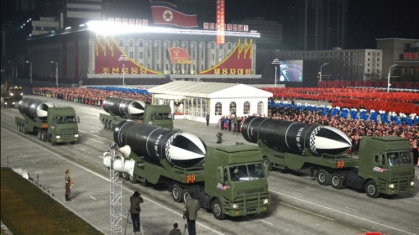 Triều Tiên 'khoe' tên lửa mới trong lễ duyệt binh mừng kết thúc Đại hội Đảng