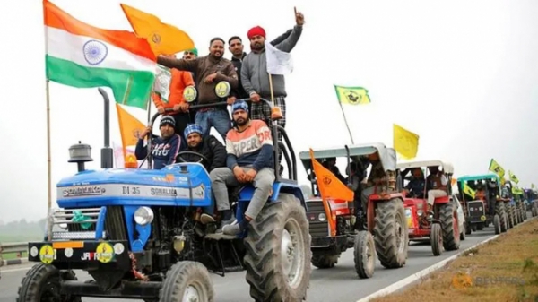 Nông dân Ấn Độ diễu hành máy kéo vào thủ đô