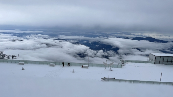 Sáng 9/2, tuyết phủ trắng trên đỉnh Fansipan