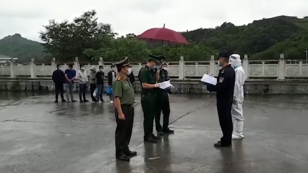 Cao Bằng: Trao trả 13 công dân Trung Quốc nhập cảnh trái phép