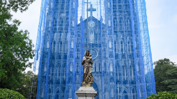 Nhà thờ Lớn Hà Nội 'khoác áo xanh' khi được cải tạo