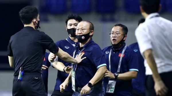 HLV Park Hang-seo bị cấm chỉ đạo trong trận gặp UAE